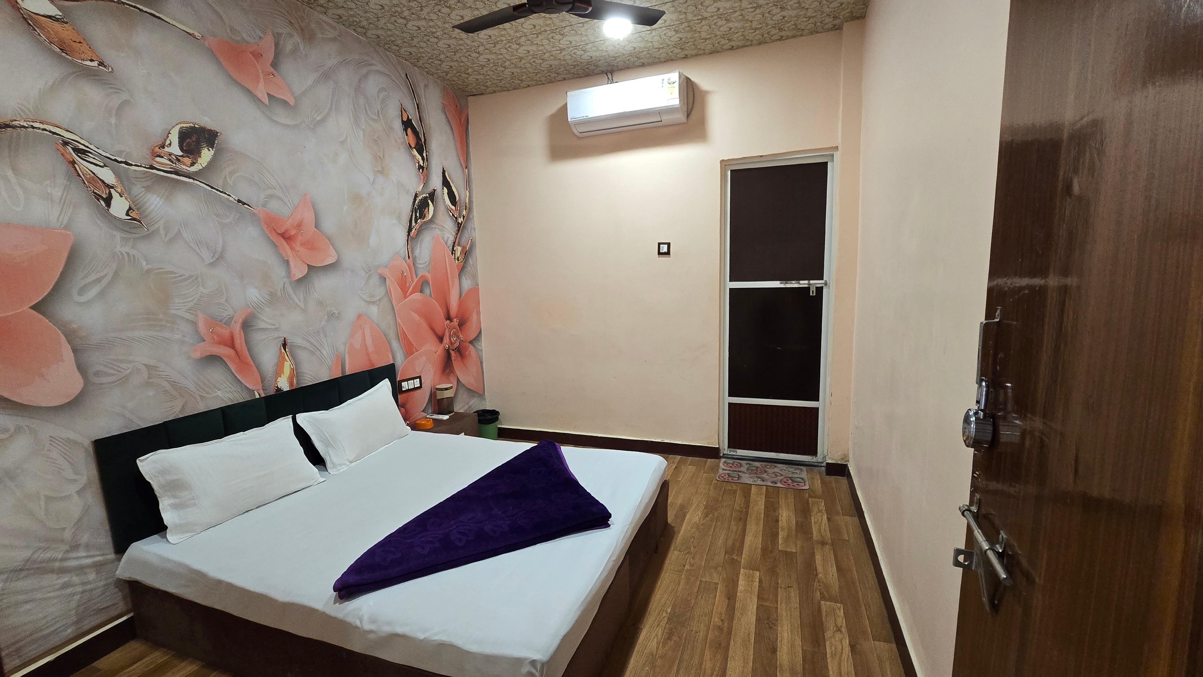 Hotel maheshwari green's - Tap to explore photos