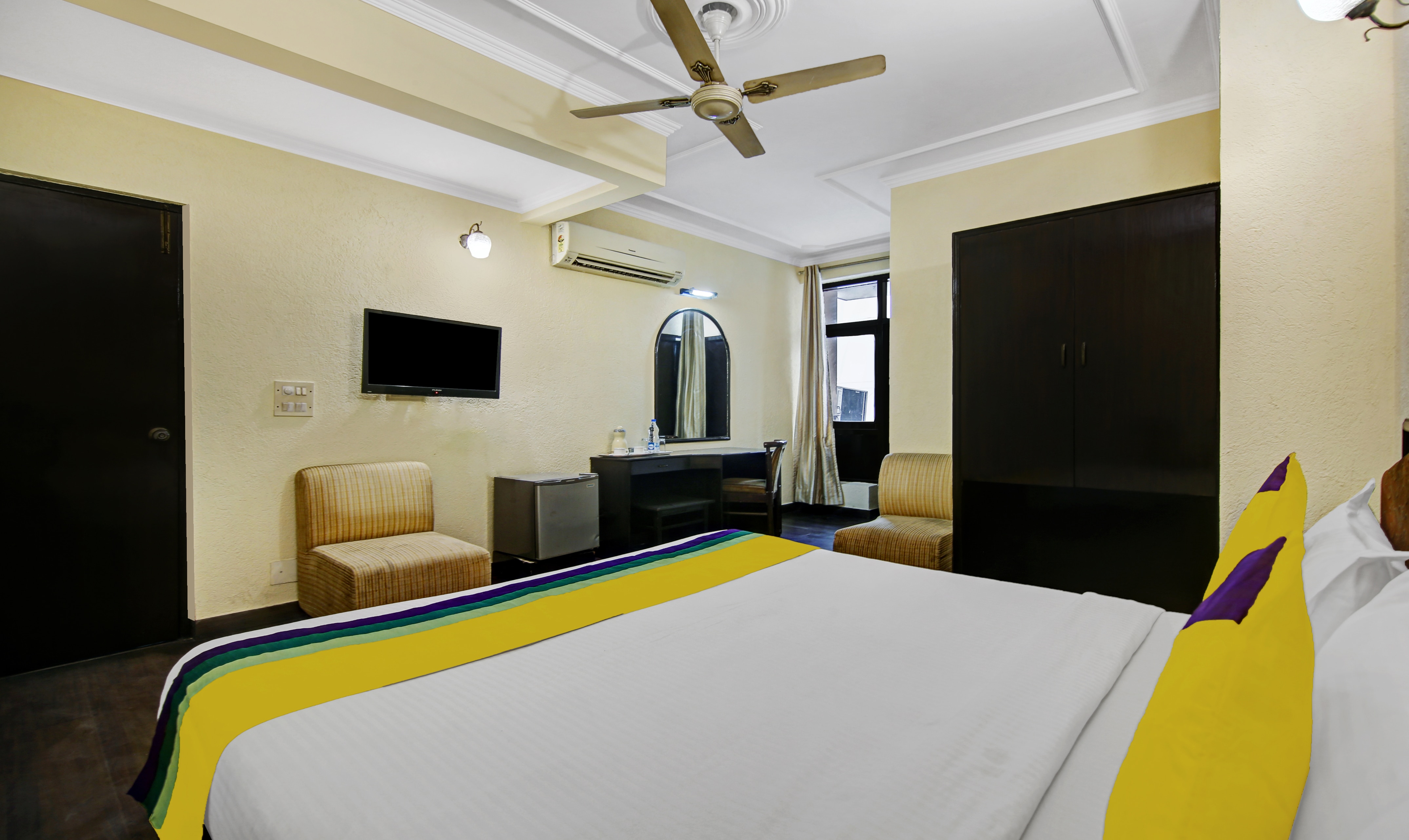 Itsy Hotels Arien International - Tap to explore photos