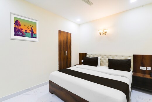 OYO 826985 Manglam Hotel