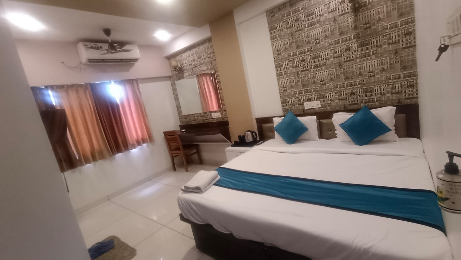 Madstays Signature Planet - Vijay Nagar Indore Madhya Pradesh - Tap to explore photos