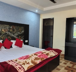 Deluxe Room with Balcony and Mountain View