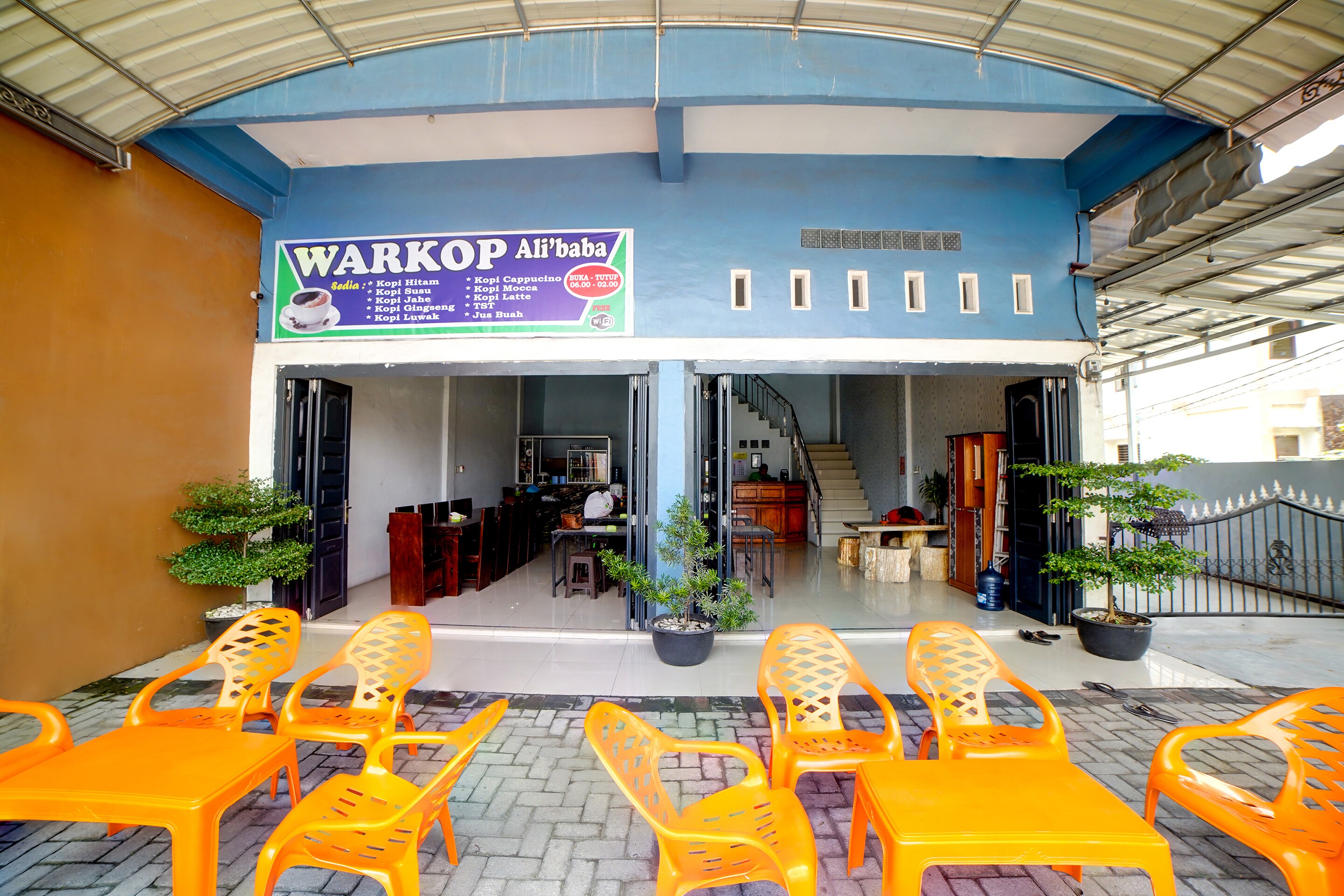 OYO 90922 Gurusinga Guesthouse - Tap to explore photos