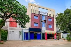 HOTEL O HRK INN, Indore