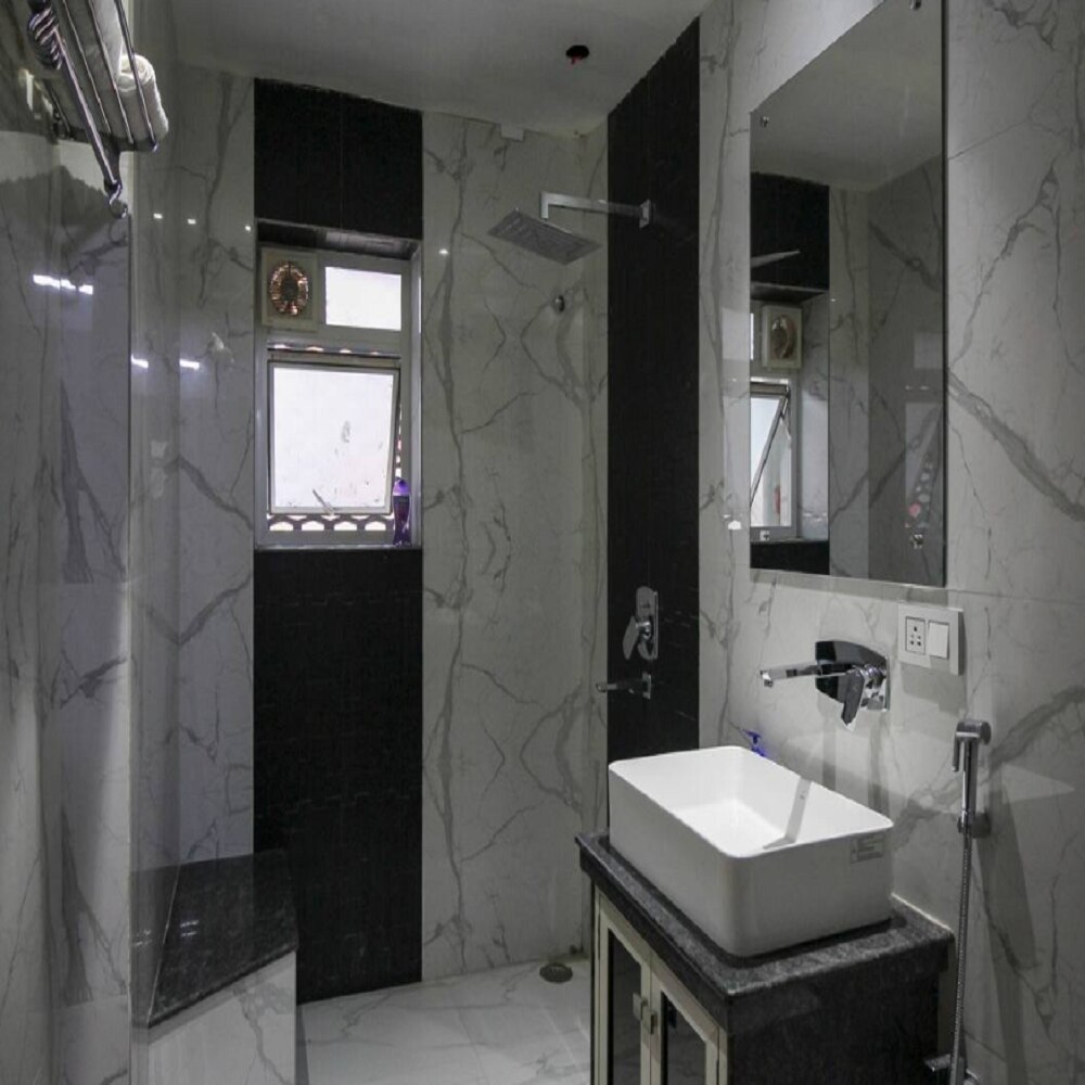 Modern Ensuite Room in Boutique Home Ballygunge - Tap to explore photos