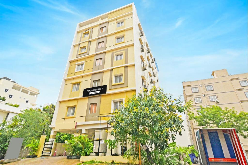 Townhouse Kondapur Near Botanical Garden - Tap to explore photos