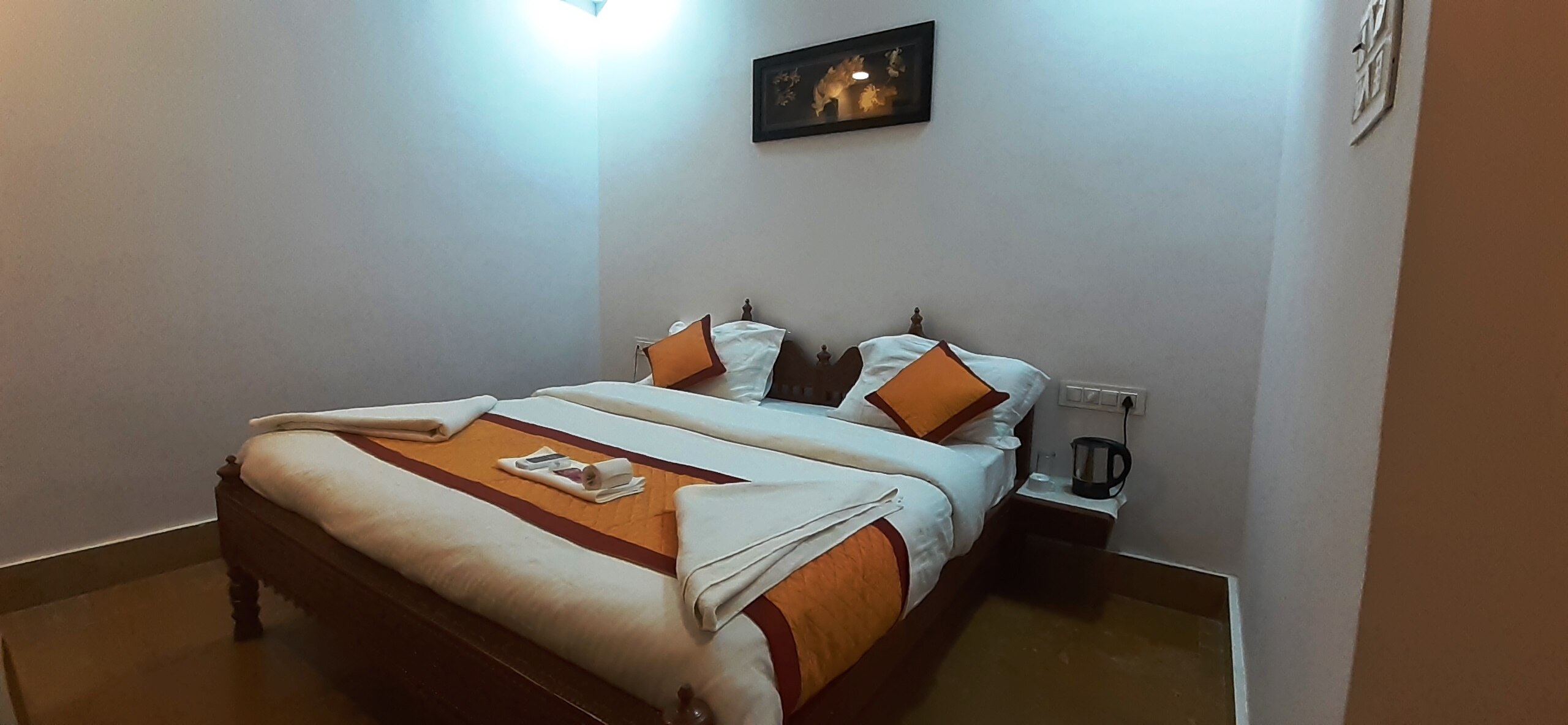 Hotel Romany Haveli - Tap to explore photos