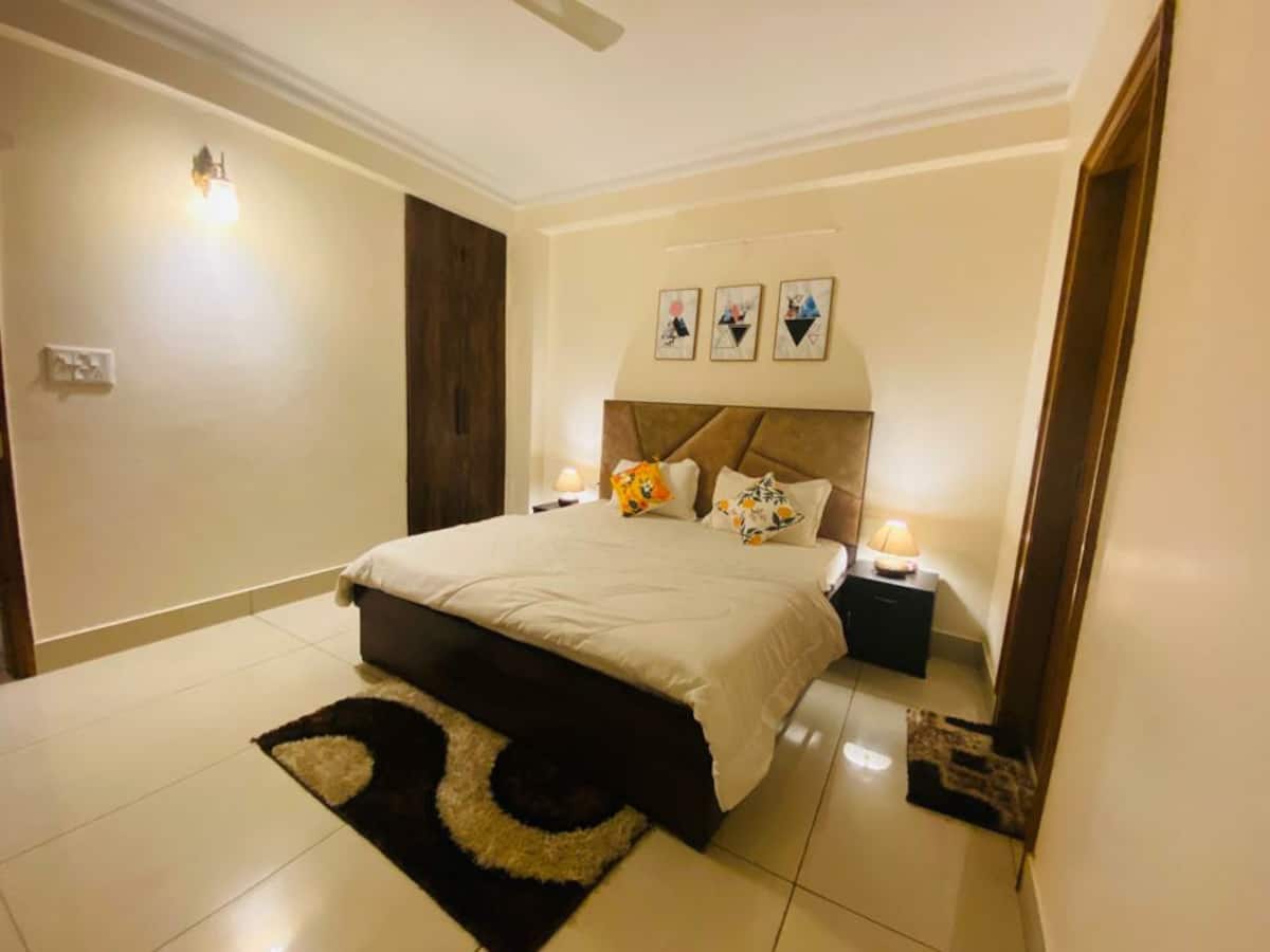 Elegant 2 Bedroom Luxury Stay in Noida - Tap to explore photos