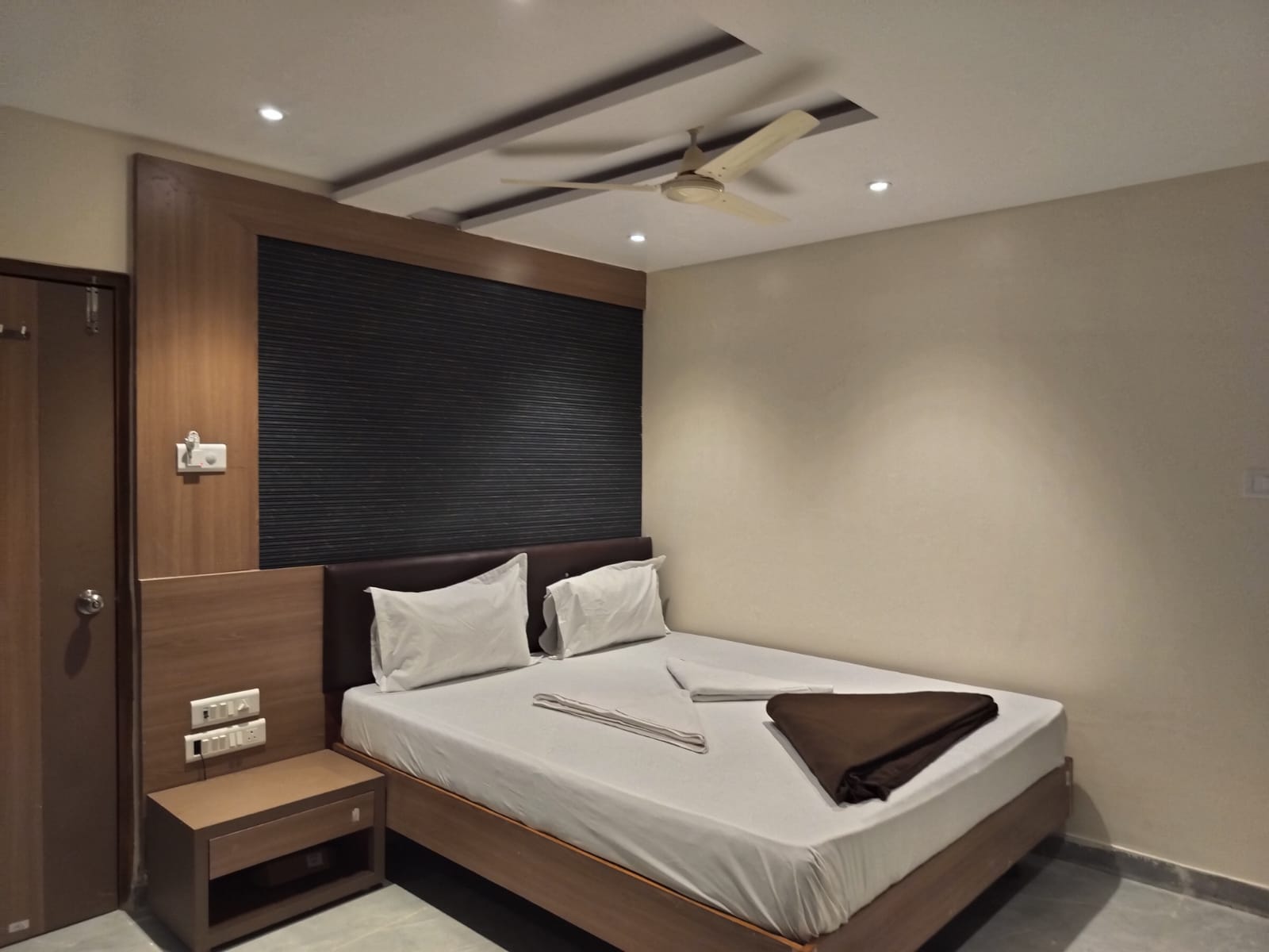 Hotel Dwani Palace - Tap to explore photos