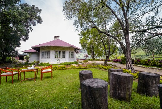 Arivikkad Private British Tea Bungalow Munnar by VOYE HOMES