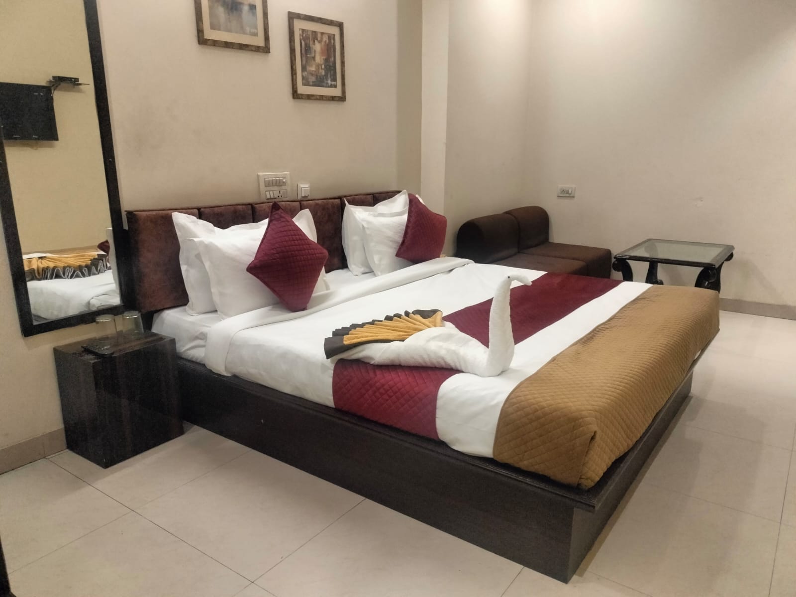 Hotel Jagat Inn - Tap to explore photos