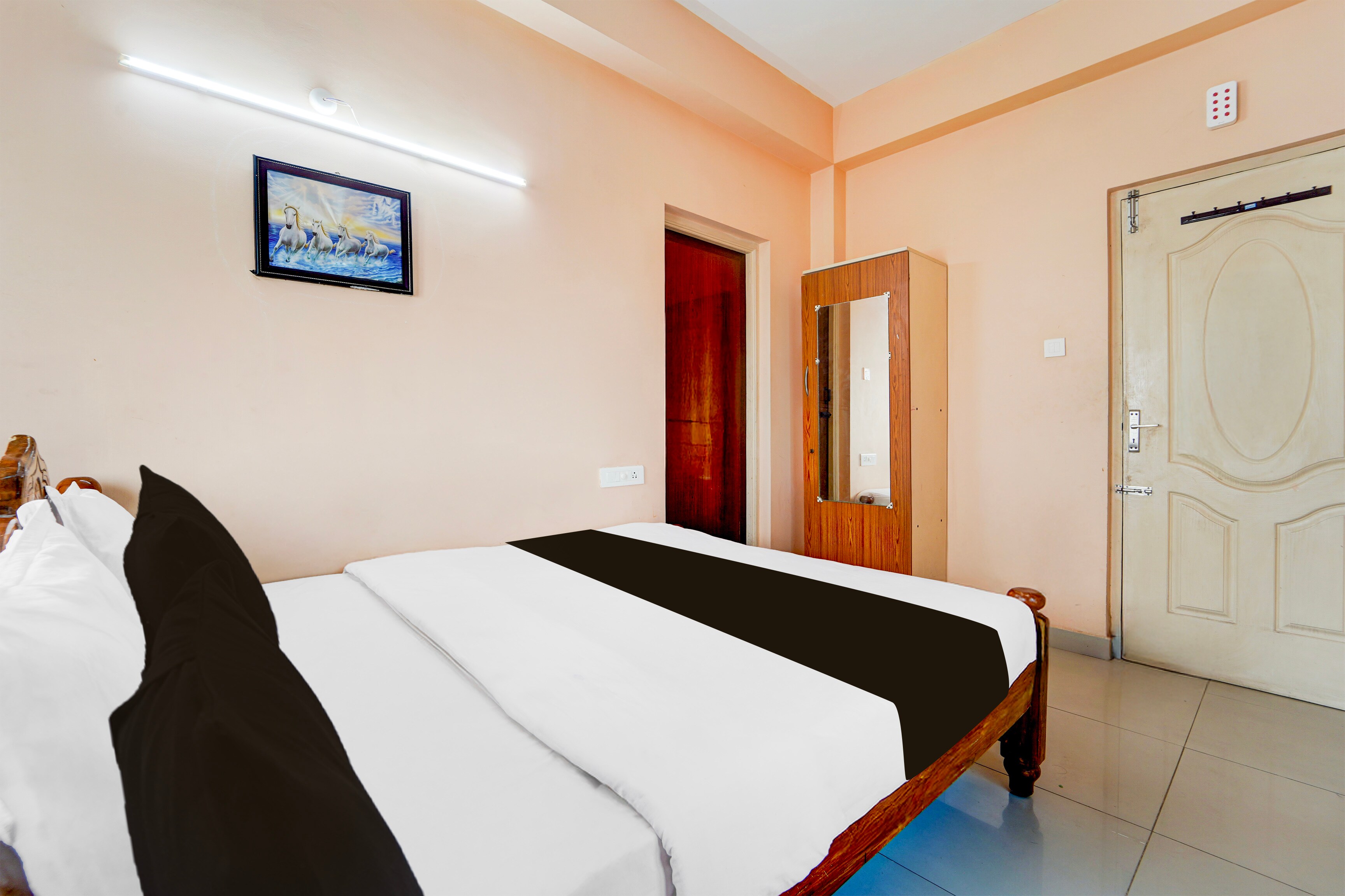 Super Hotel O Anna Nagar Madurai - Tap to explore photos
