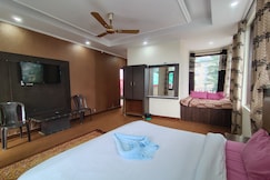 Four Season Stay near Bhagsu Waterfall, Dharamshala