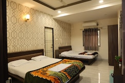 Hotel Rajadhiraj Beerbar and Lodging, Tasgaon