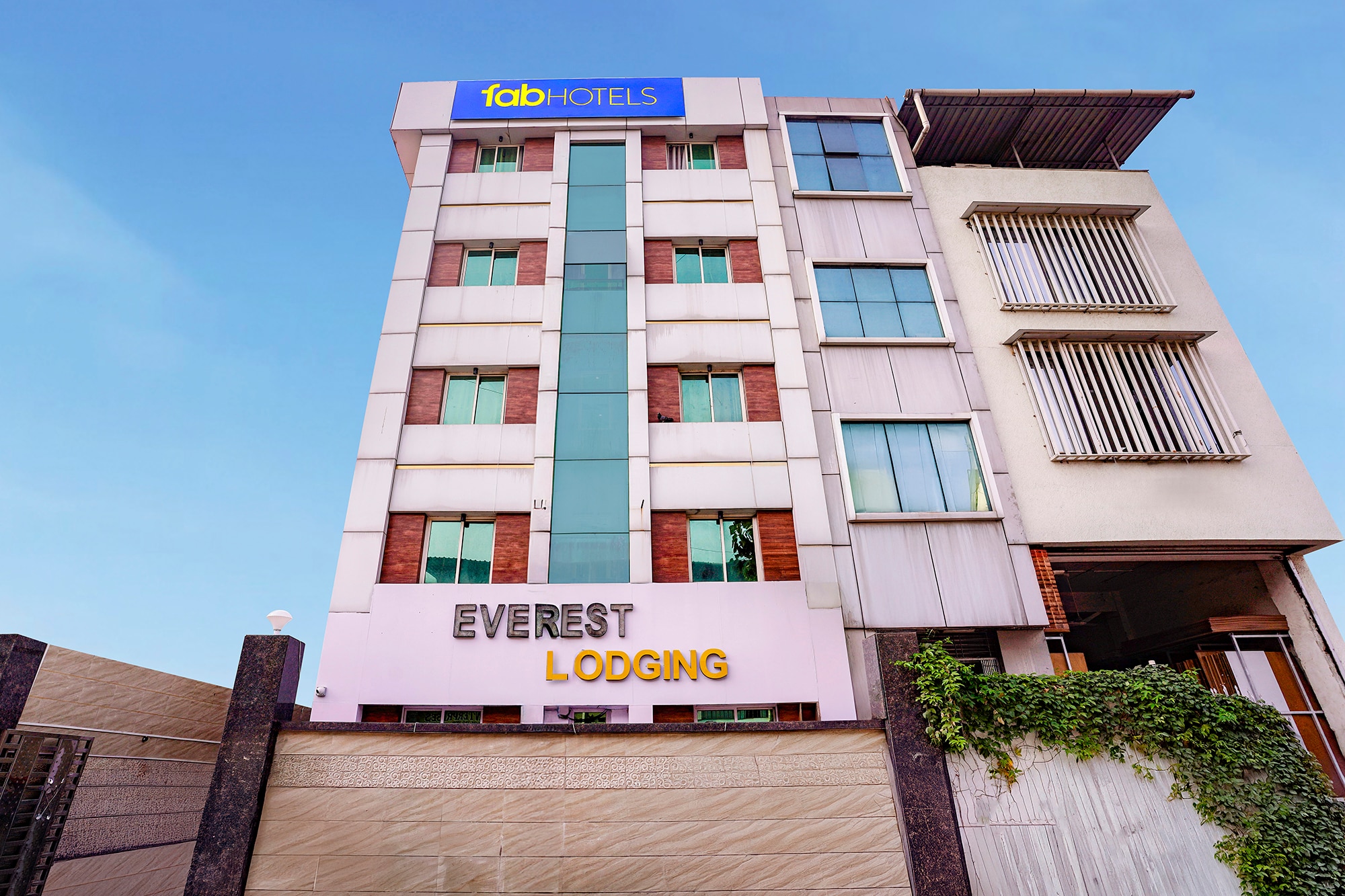 FabHotel Everest - Nr. Vashi - Tap to explore photos