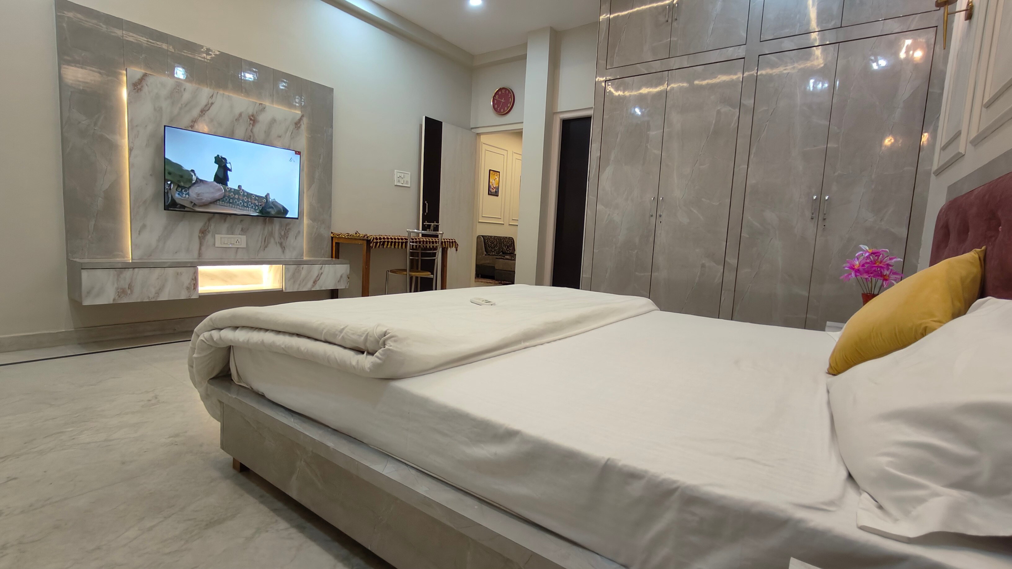 Staeg 1bhk fully furnished centre of the city Jaipur - Tap to explore photos