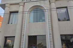 Royal Manor, Barnala