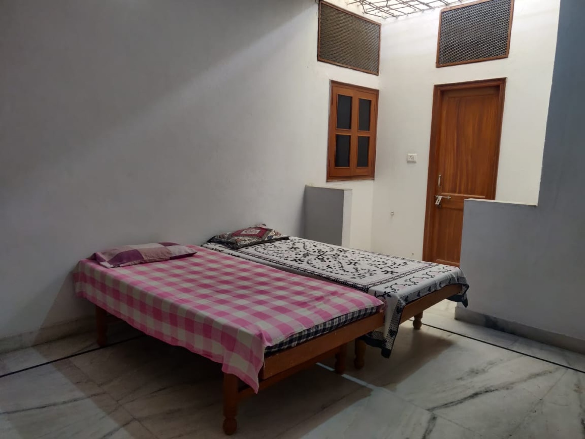 Shreenath Guest House - 500 meters from Railway Station. - Tap to explore photos