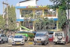 Santi Palace, Kohora