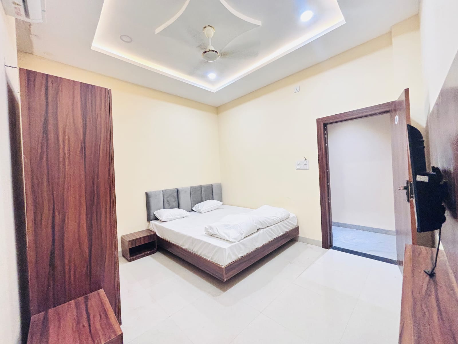 Hotel Ridhi Sidhi - Tap to explore photos