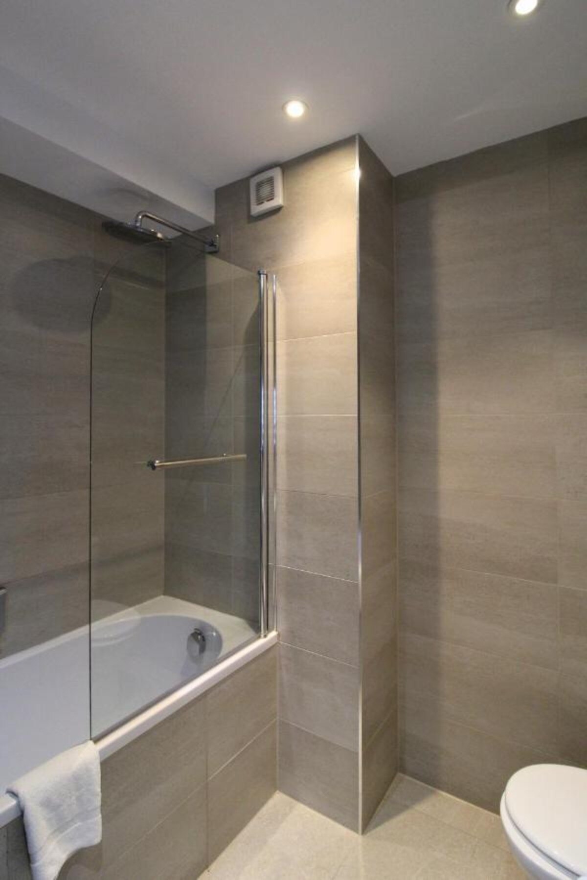 Ealing Broadway Viridian Apartment - Tap to explore photos