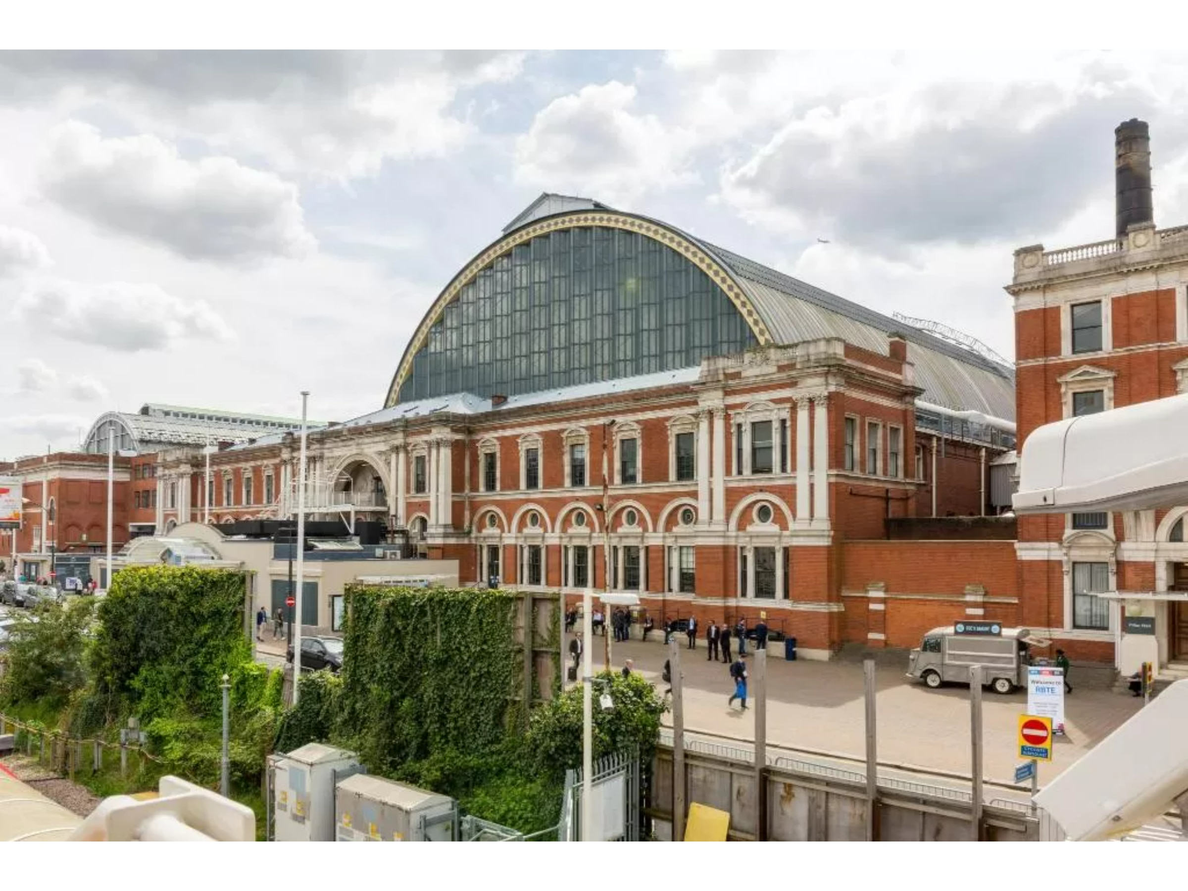 Hilton London Olympia - Tap to explore photos