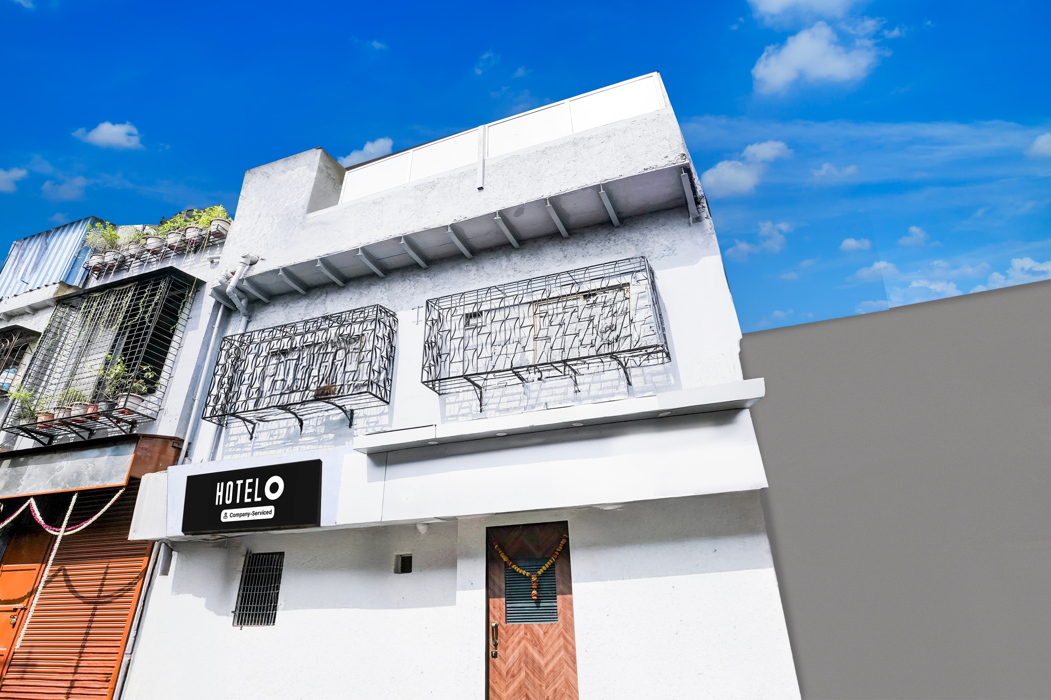Super Hotel O Khar East Near Railway Station - Tap to explore photos