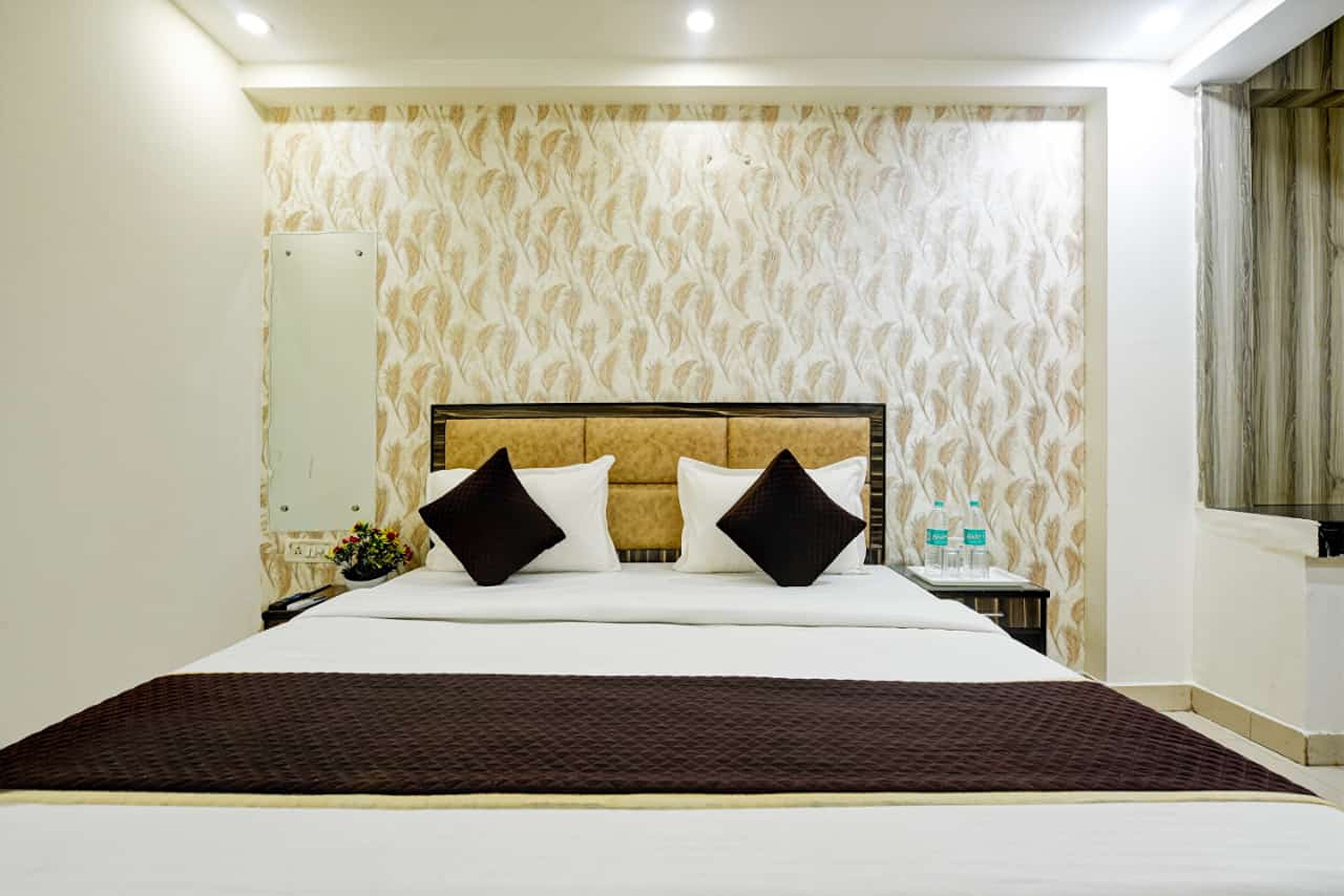 Hotel Lookout Stay Delhi IGI Airport - Tap to explore photos
