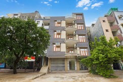 SPOT ON The Gilded Petals, Varanasi