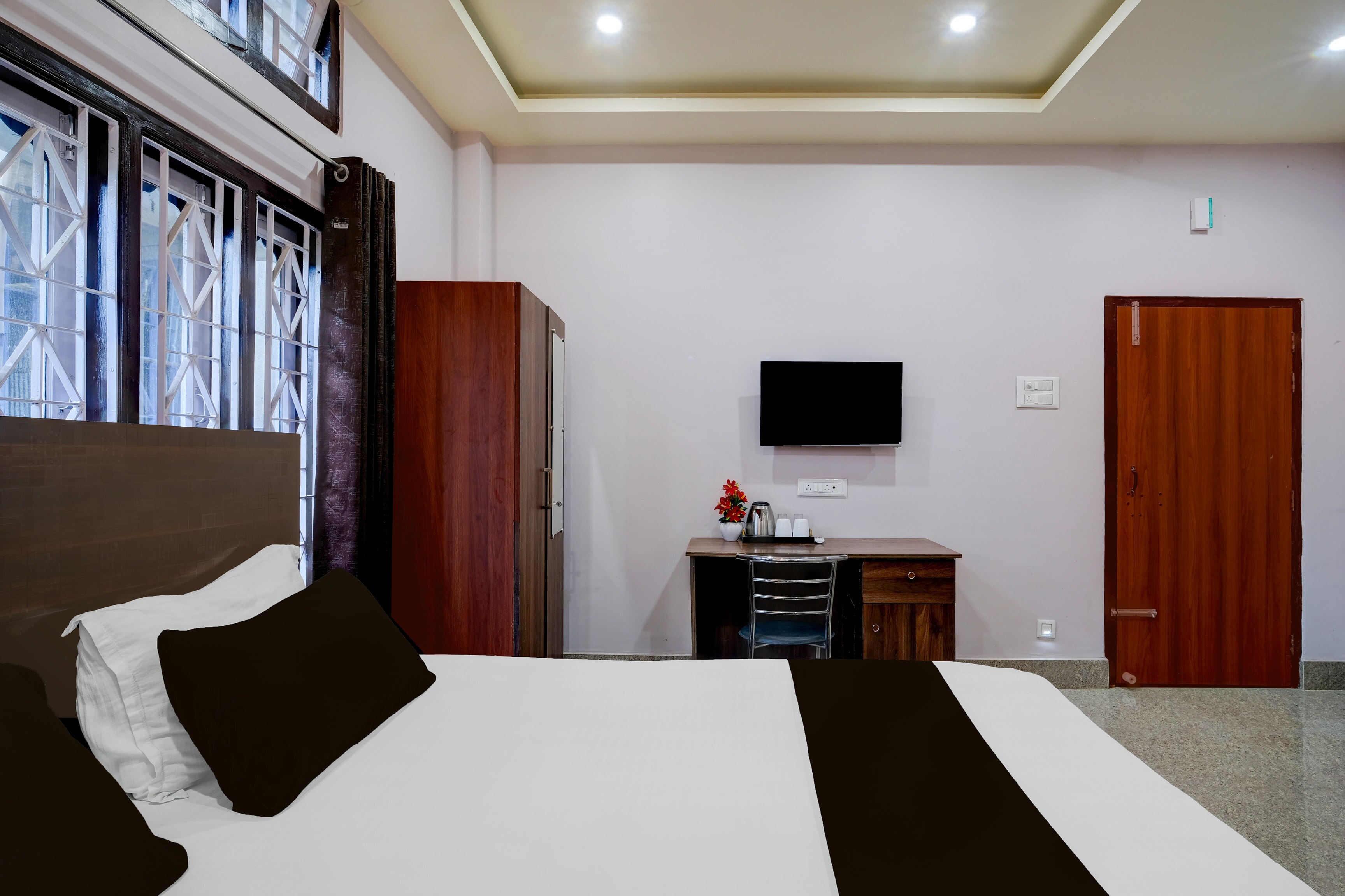 Super Collection O Guwahati Airport Formerly Hotel Aniruddha Grand - Tap to explore photos