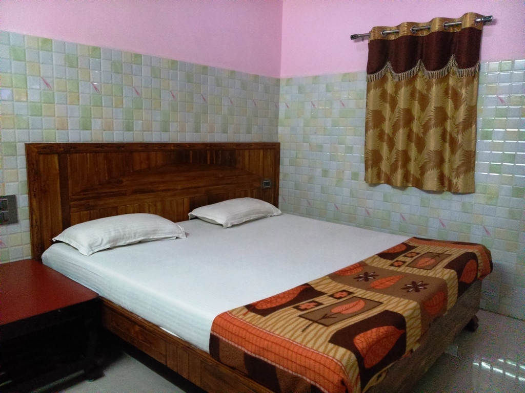Sri Hotel Golden Palace - Tap to explore photos