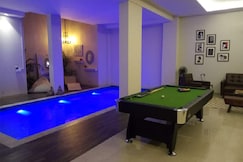 Indoor pool and jaccuzi in south delhi , by maple key stays, Manesar