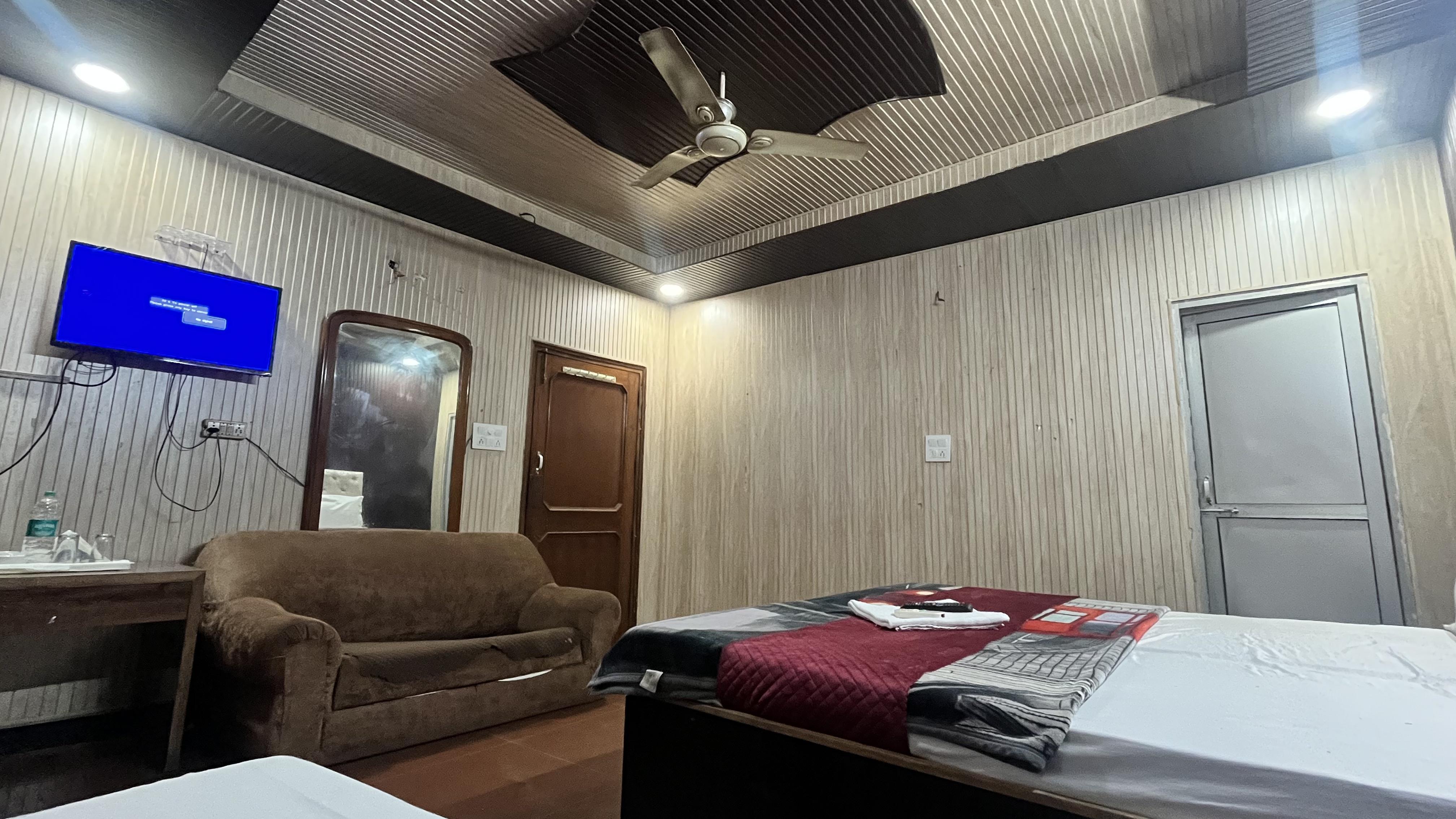 Hotel Royal plaza@ 4 min walk from CHD railway station - Tap to explore photos