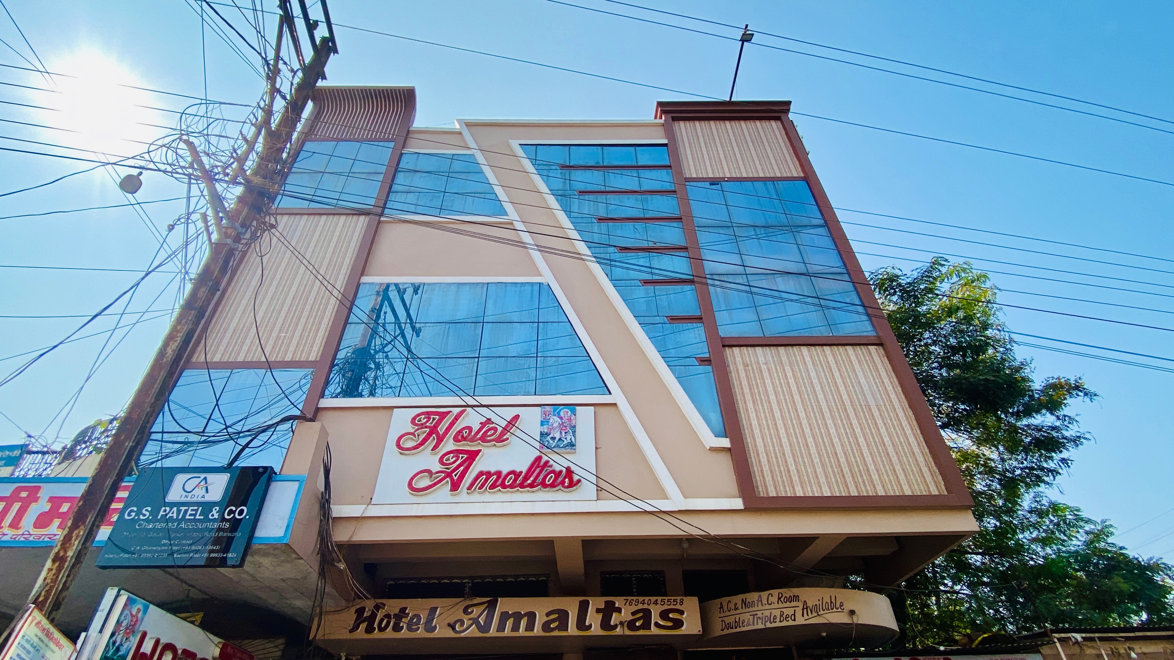 Hotel Amaltas Barwaha - Tap to explore photos