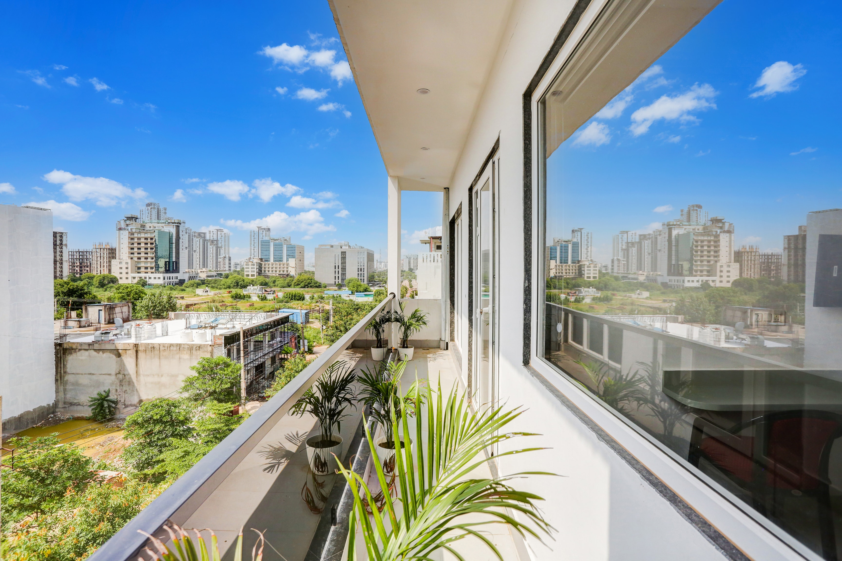 Super Townhouse Sector 69 Gurgaon - Tap to explore photos