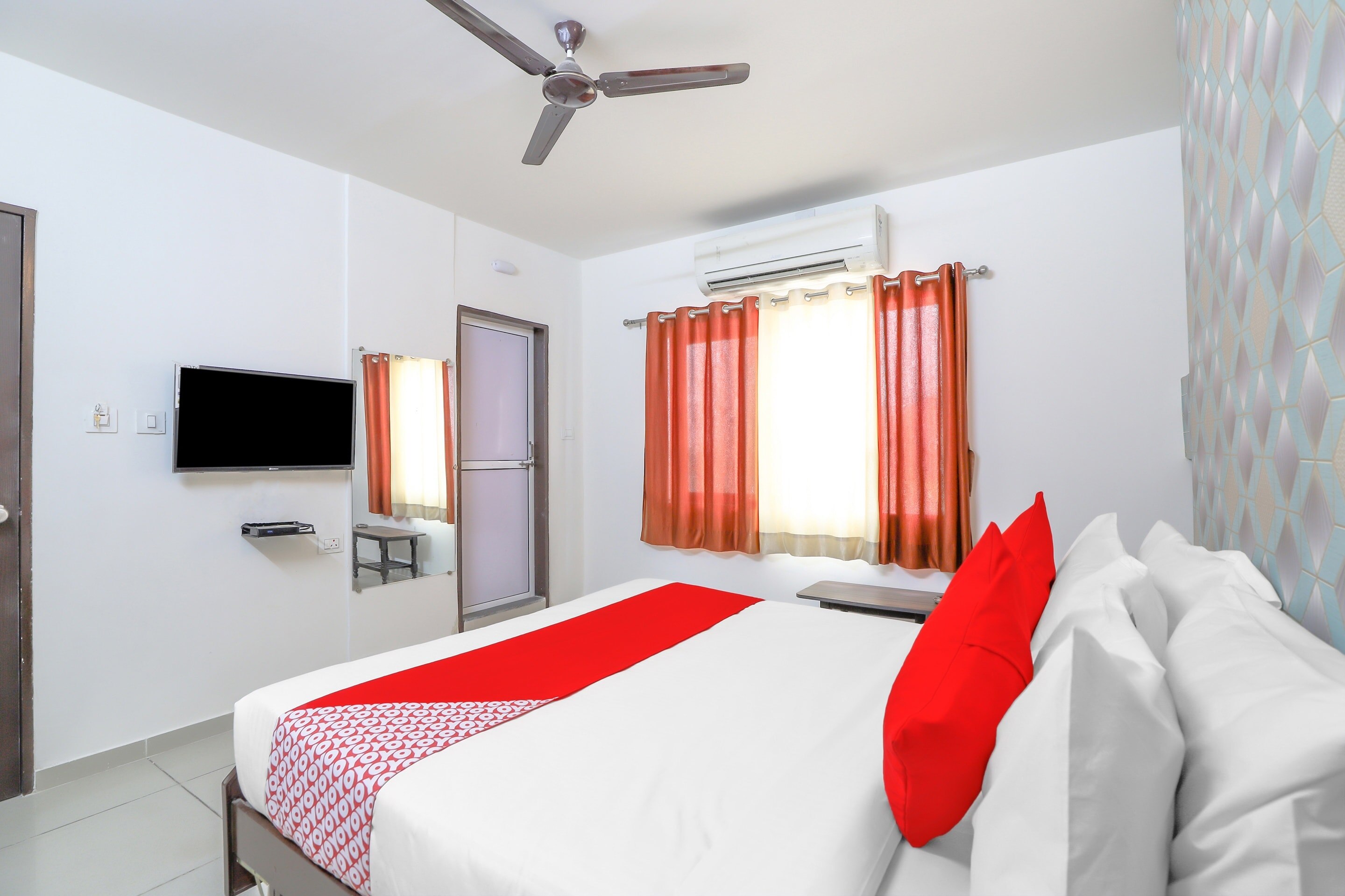 OYO 79733 Hotel Shiva - Tap to explore photos