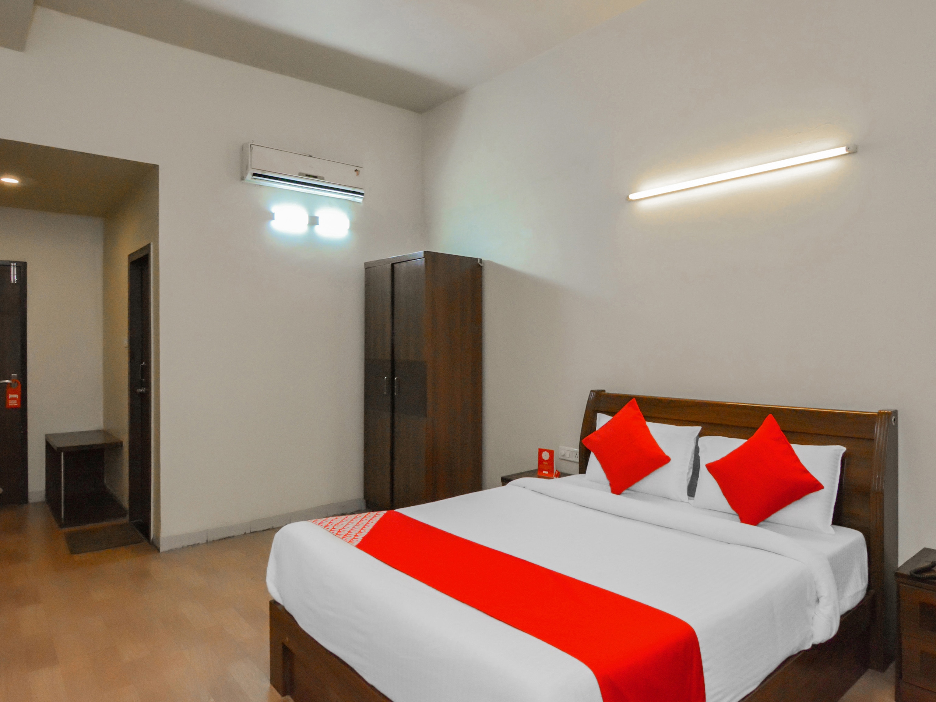 Townhouse Oak Sinhgad Road Crossway Formerly Popular Hotel - Tap to explore photos