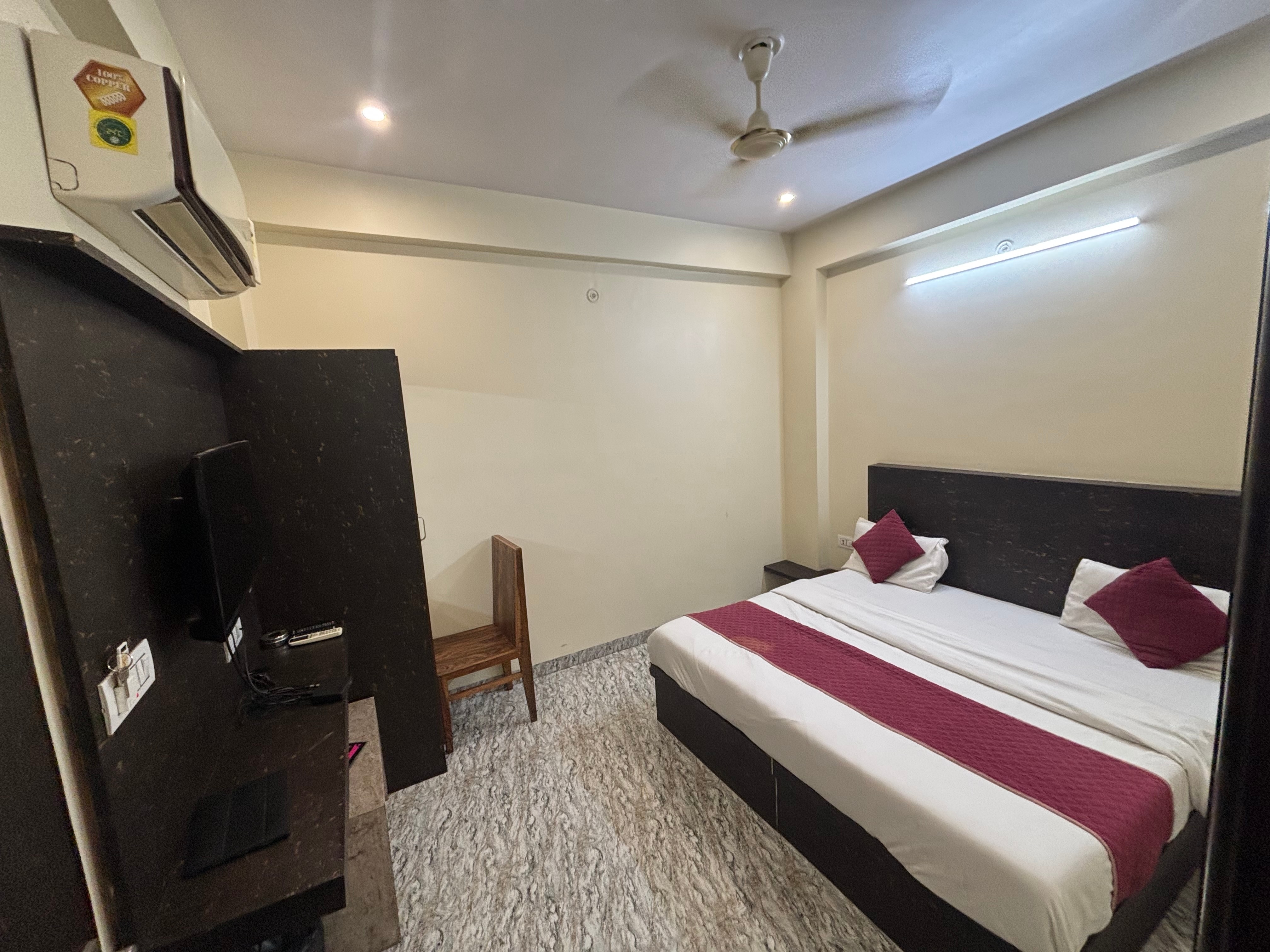Hotel RAAS Palace - 400 Meter from Jaipur Railway Station - Tap to explore photos