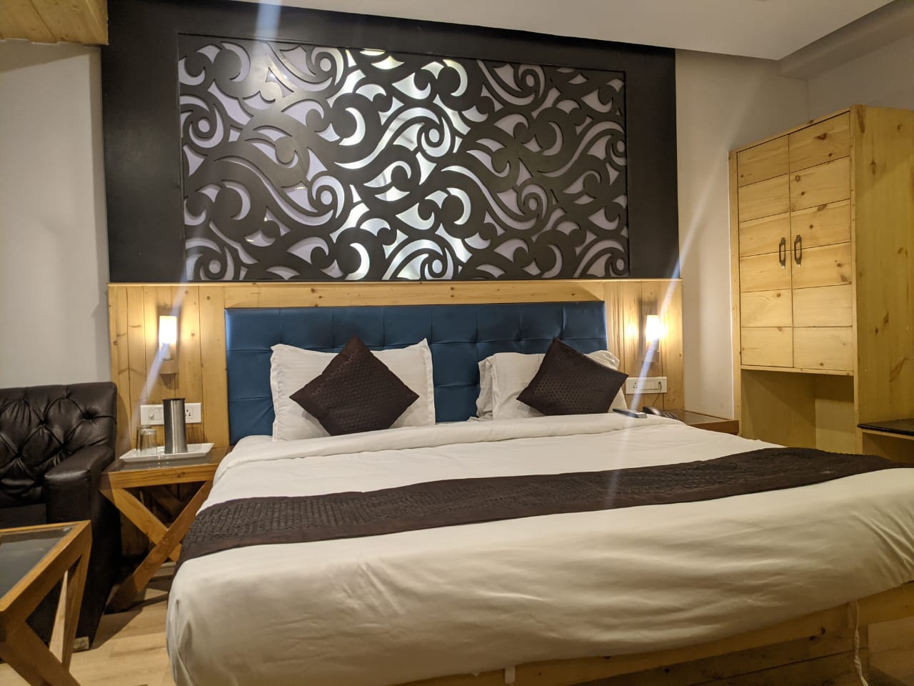 Hotel Queen Plaza 2 mins walk to Mall Road - Tap to explore photos