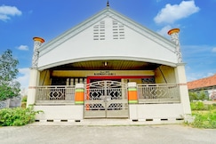 SPOT ON 93035 Karman's Sari Homestay Syariah, Nganjuk