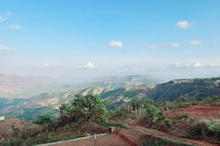 VIDHI VILLA-Besides Valley View with Luxurious Swimming Pool & AC, Mahabaleshwar