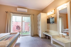 LookNoMore 5br Pool Villa Candolim Beach 600m, Goa