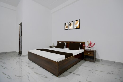 OYO 833925 HOTEL CS CLARK INN