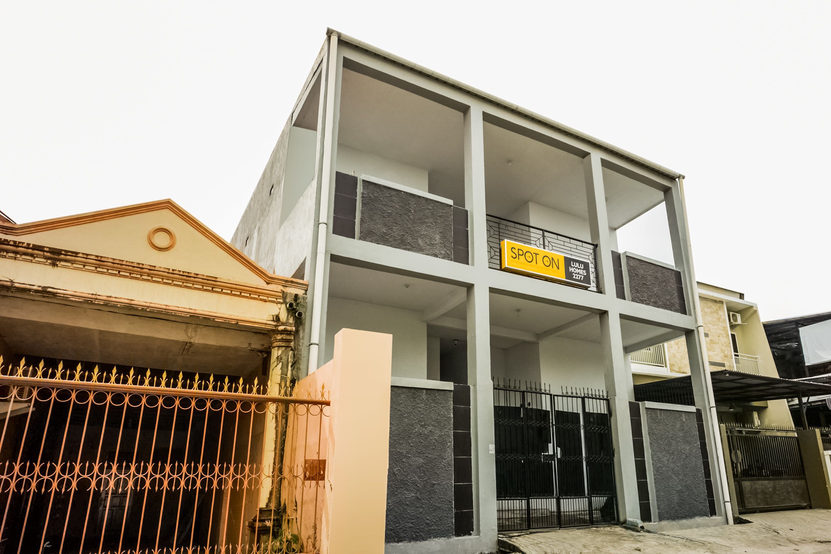 OYO 93304 Wisma La Oda Syariah - Tap to explore photos
