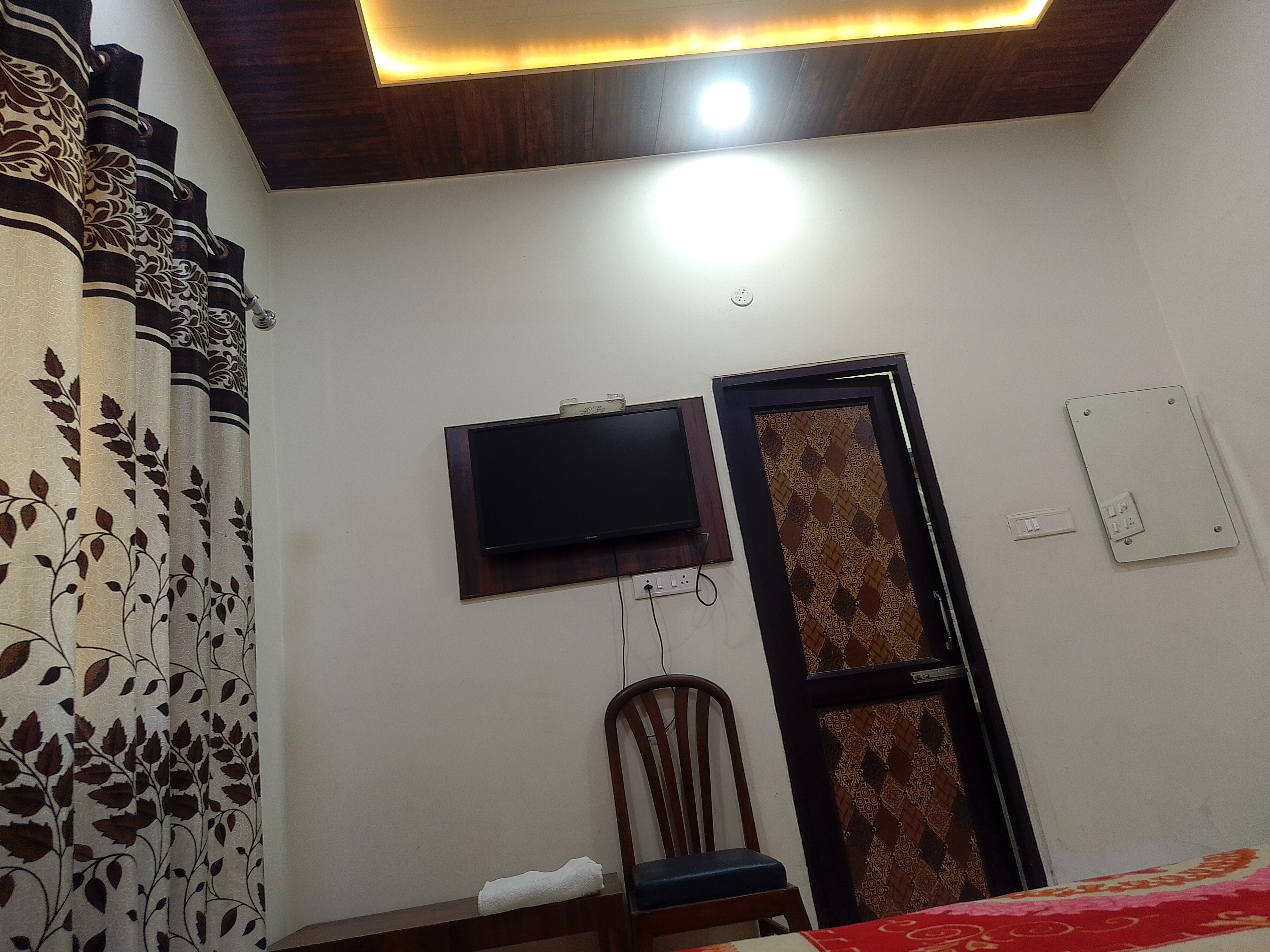 DEEP HOME STAY JUST 350 METERS FROM GOLDEN TEMPLE - Tap to explore photos