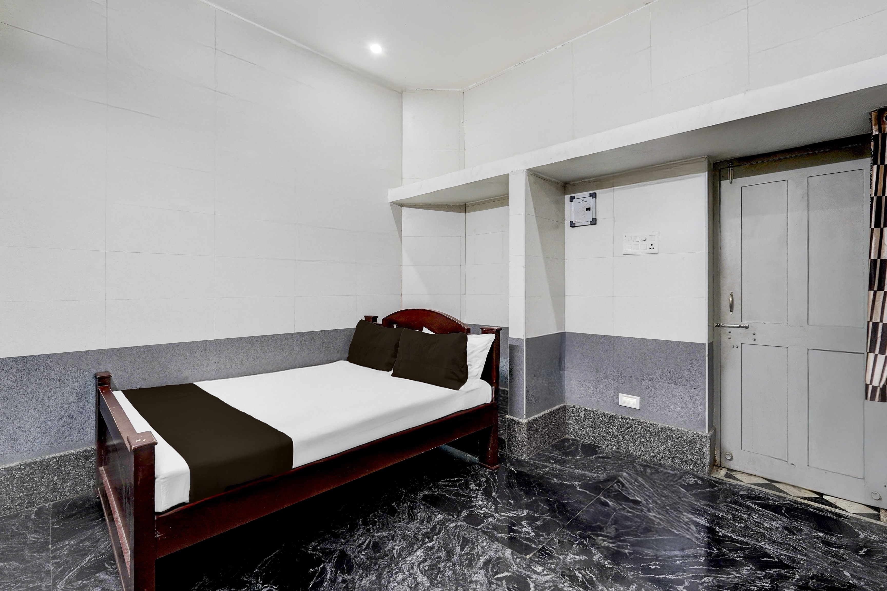 Hotel O SMR Palace - Tap to explore photos