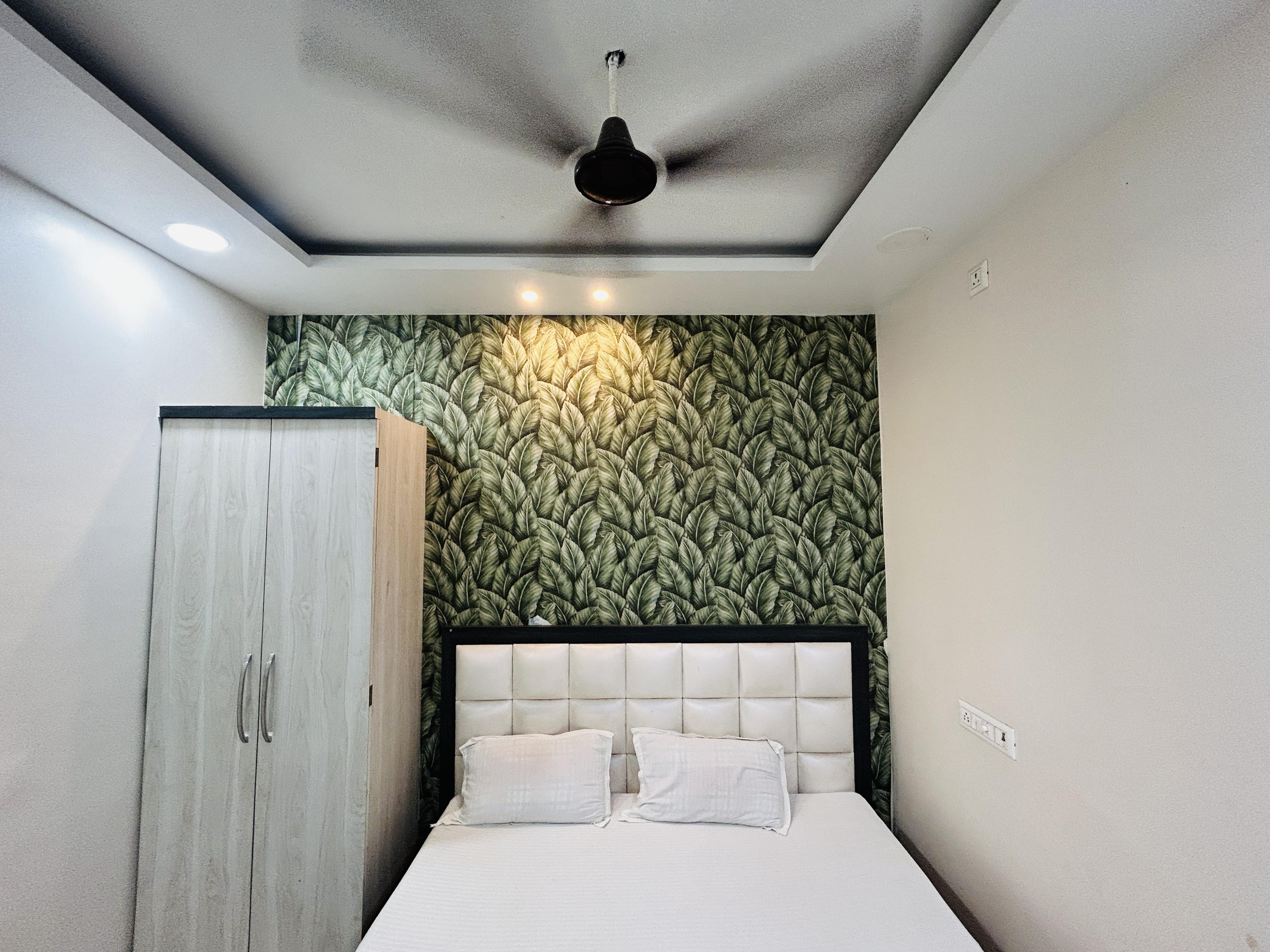 HOTEL KUNJ BIHARI NEAR VISHNUPAD TEMPLE - Tap to explore photos