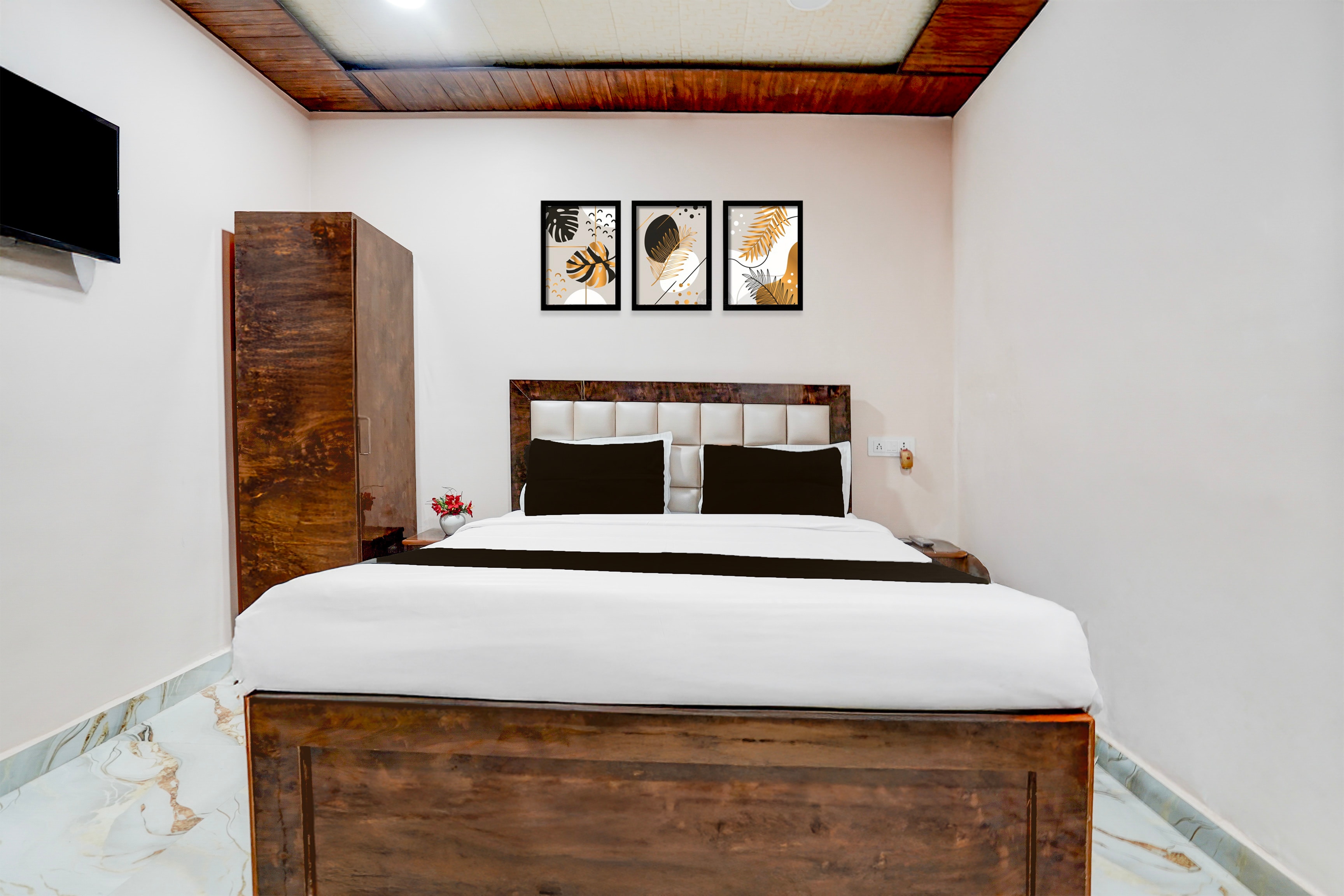 Super Hotel O Tedhi Bazaar Near Ram Janambhumi - Tap to explore photos