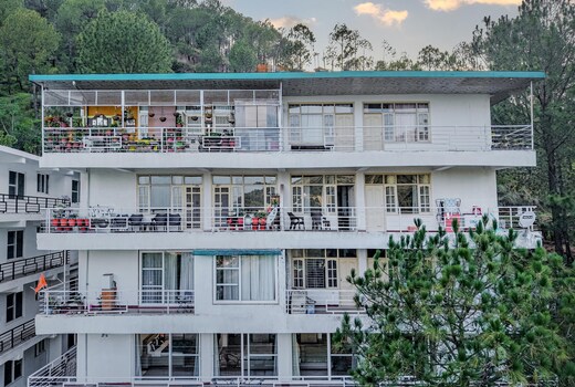Alaya Stays Pinnacle Hilltop 3BHK Apartment with Picturesque Balcony & Scenic Views
