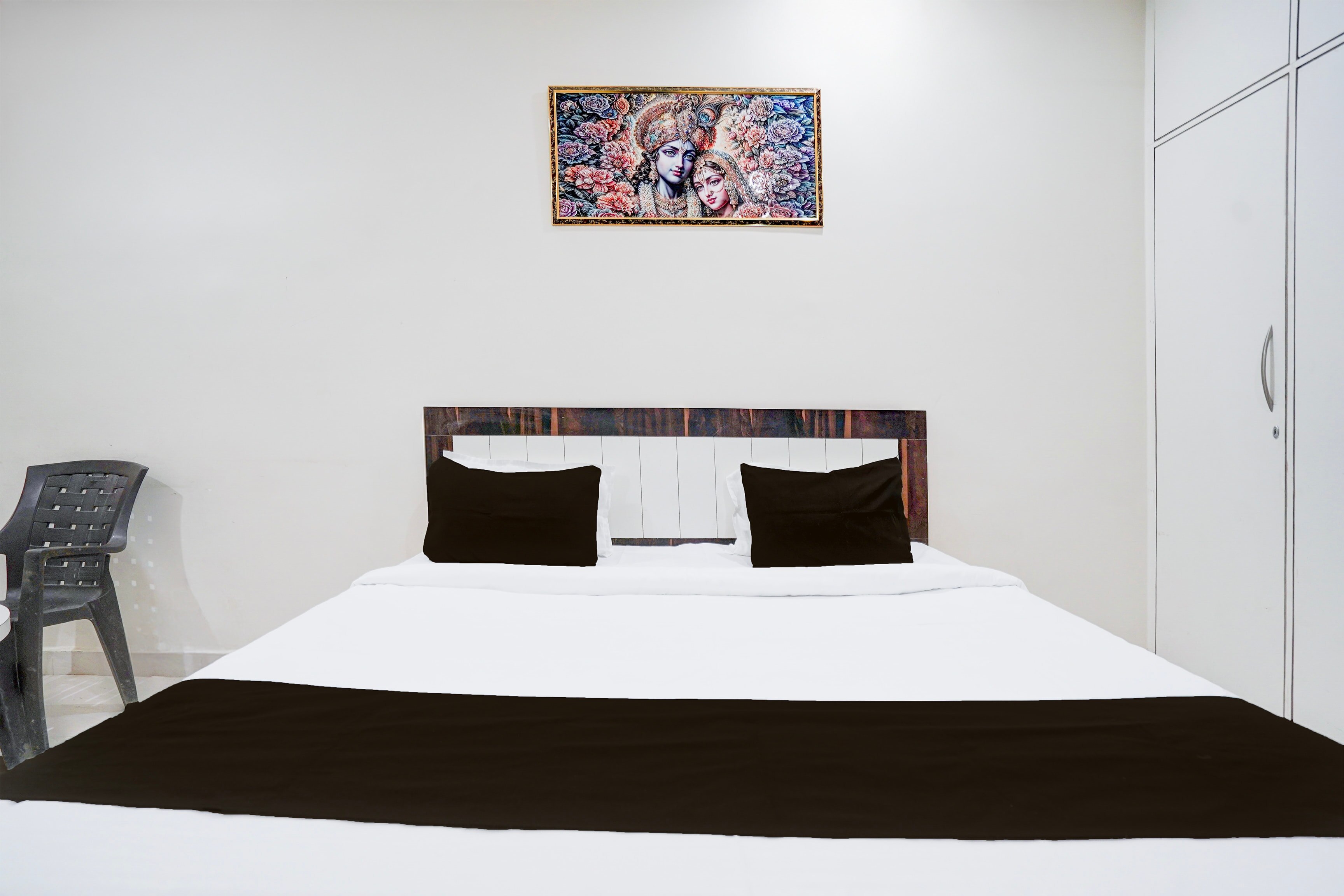 Hotel O Shri Radha Keli Kung Guest House - Tap to explore photos