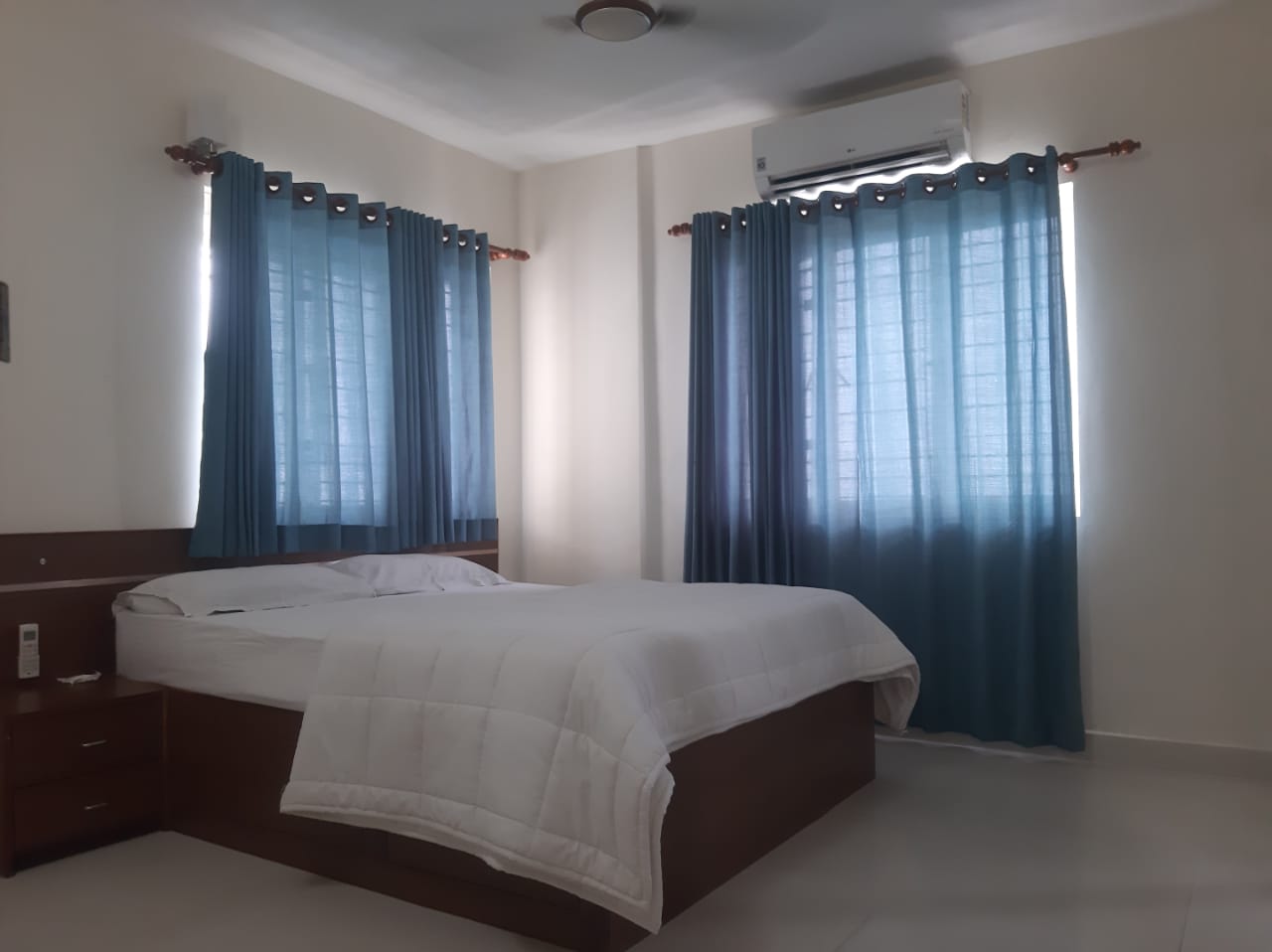 Best Serviced 3bhk Apartment Taj Vivanta View at Marine Drive Cochin - Tap to explore photos